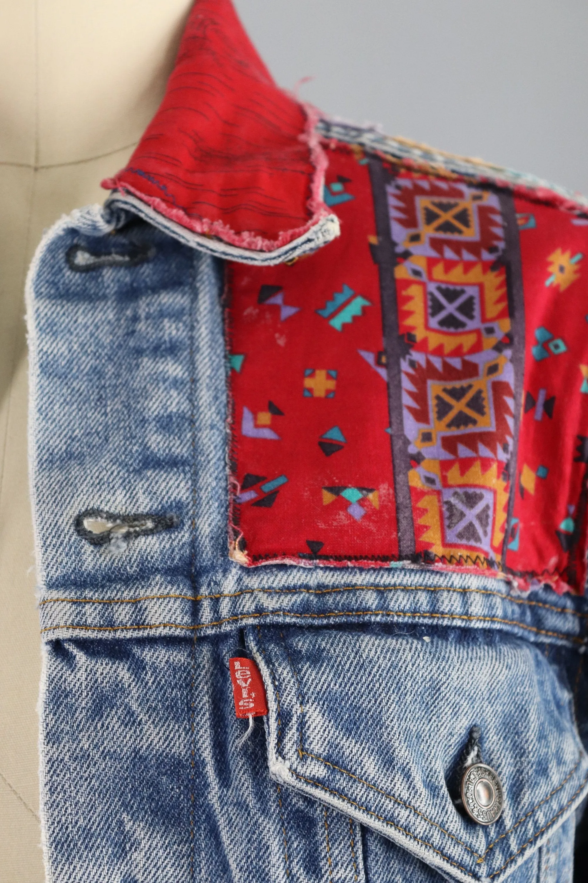 Vintage 1980s Embellished Levi's Denim Jean Jacket / Deer Stag Southwestern Novelty Print